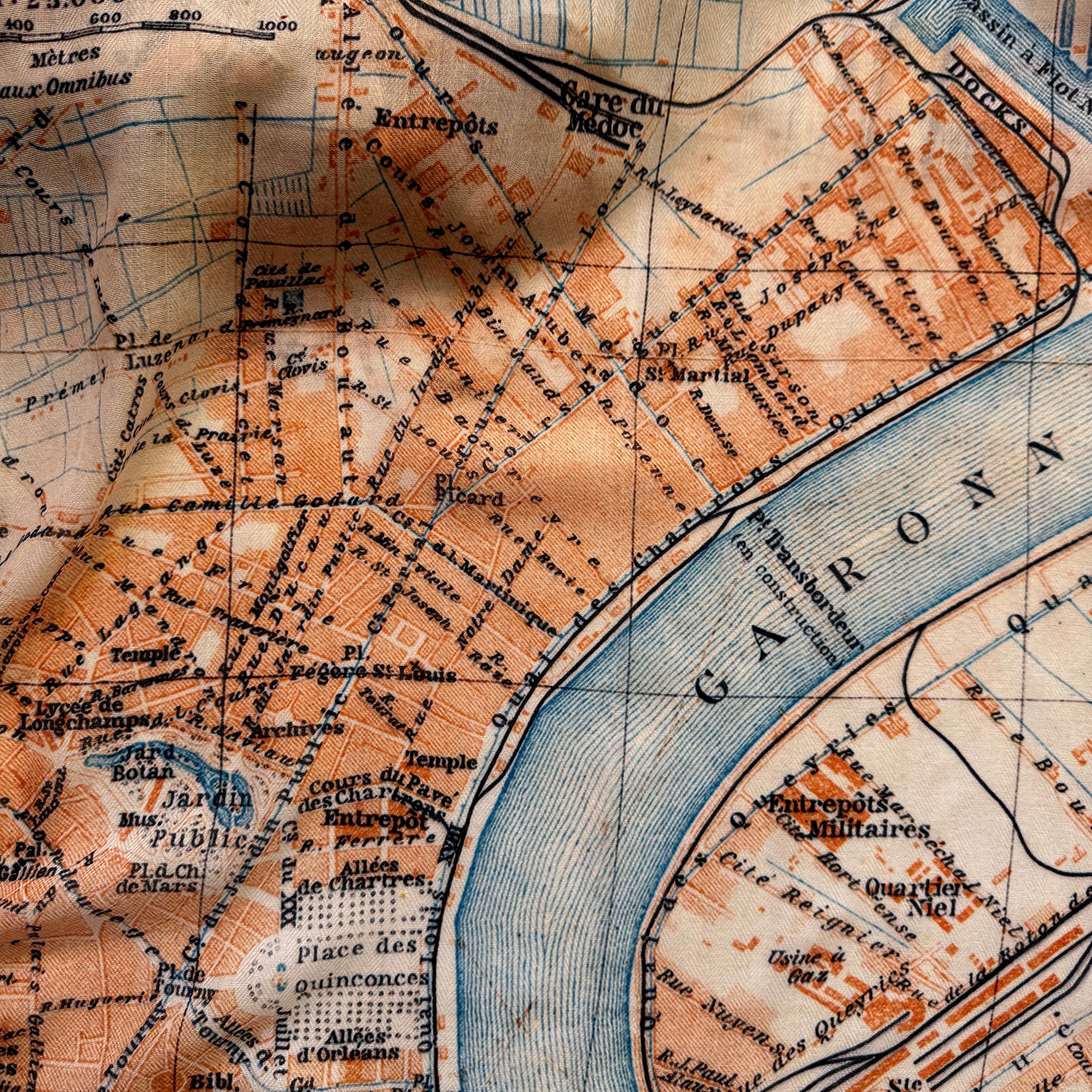 Vintage map of a city layout with streets and waterways, featuring French text.